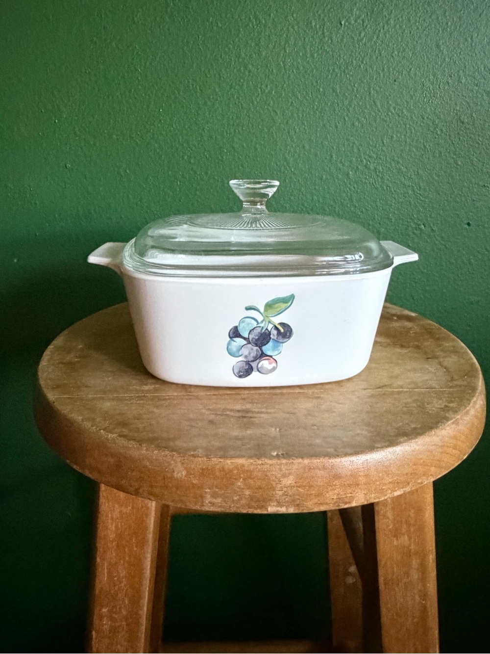 Vintage Corningware "Fruit Basket" Casserole dish with clear lid 1.5 L
